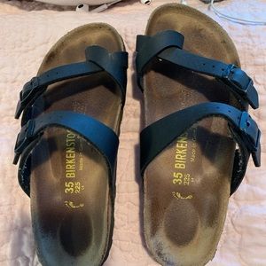 Black toe hole Birkenstock’s size 35